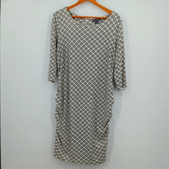 A Pea in the Pod | Plaid Ruched Maternity Dress - Picture 2 of 9